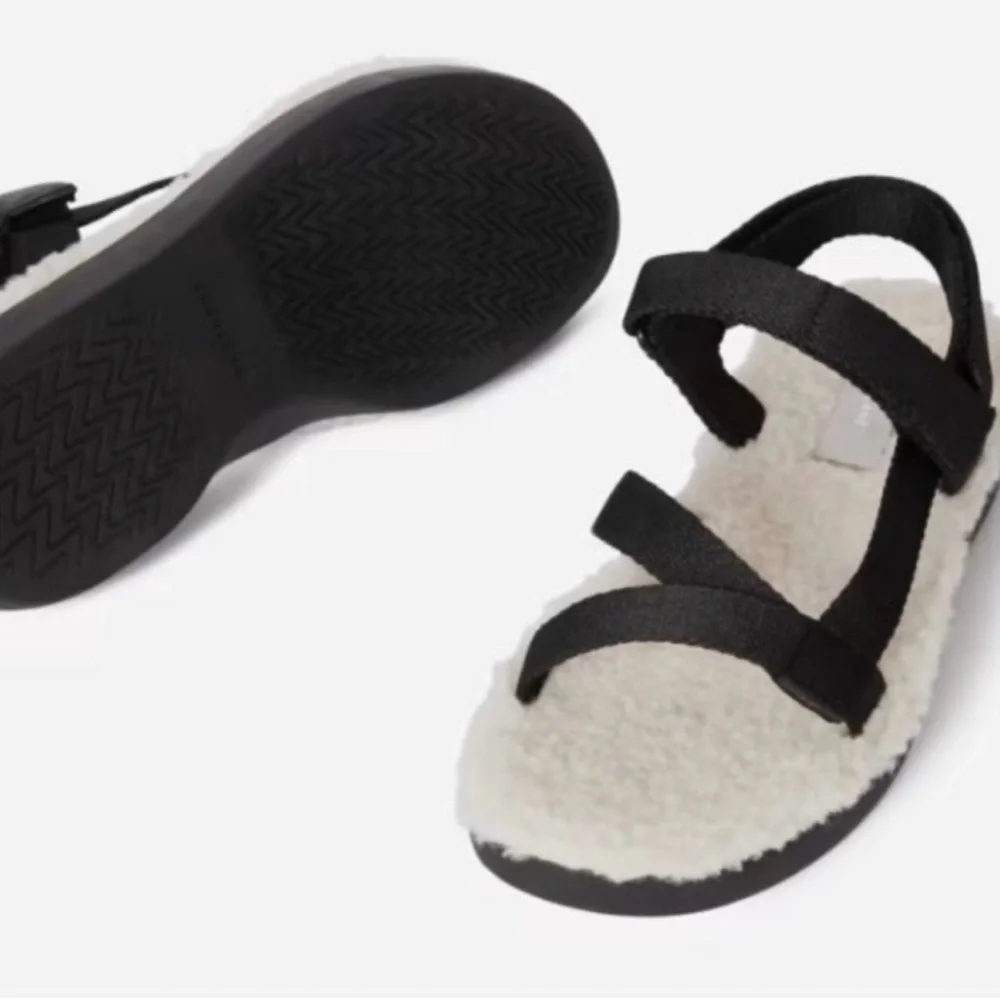 NEW Everlane Black ReNew Teddy Faux Fur Sport Sandal in Size 6
